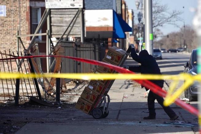2 Cops Shot After Guy Drops Gun at Hot Dog Stand