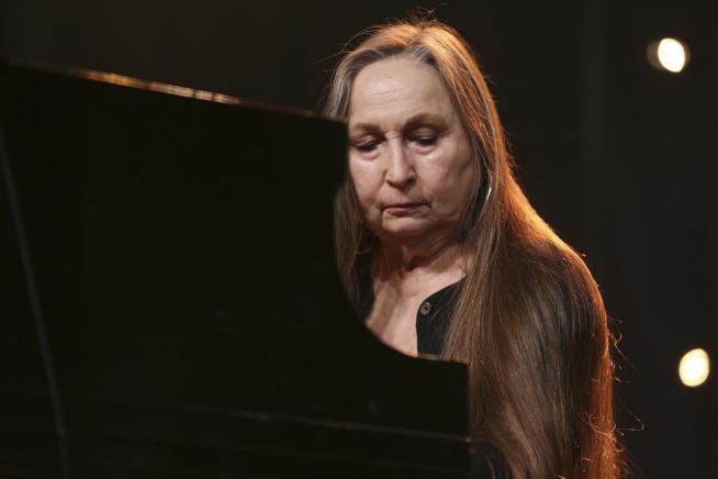 Willie Nelson's Piano Player— His Sister— Is Dead at 91