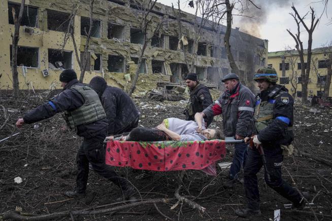 Pregnant Woman in Gripping Ukraine Photo Has Died