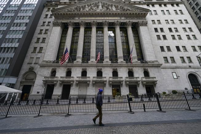 Stocks Drop, Breaking 4-Day Winning Streak