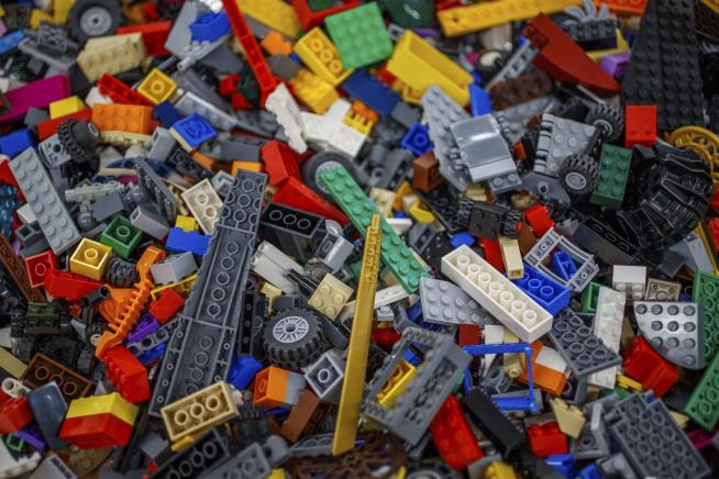 Ukrainian Dad Asks for Legos for Son, Donations Pour In