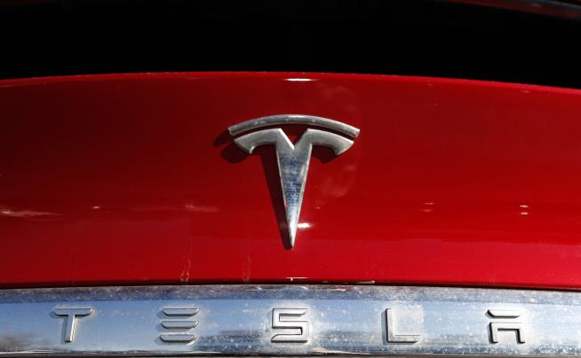 Hundreds of Complaints Logged on 'Phantom Braking' in Teslas