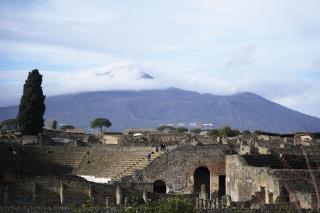 American Tourist Takes Selfie, Falls Into Mount Vesuvius