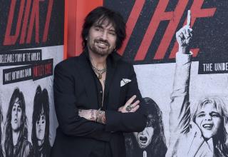 After Hubbub Over Nude Pic, Tommy Lee Posts Painting of It