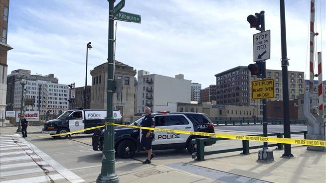 Tourist Falls to His Death as Milwaukee Drawbridge Rises
