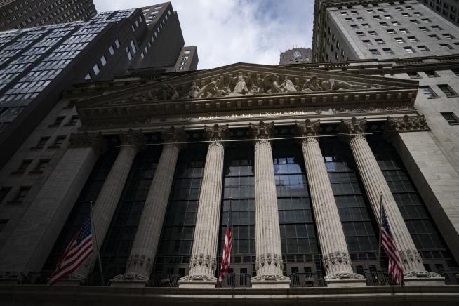 Stocks Edge Higher Ahead of Big Powell Speech