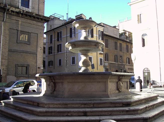 Rome Fines US Tourist for Eating on Fountain Steps