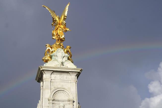 In London, a Well-Timed Rainbow