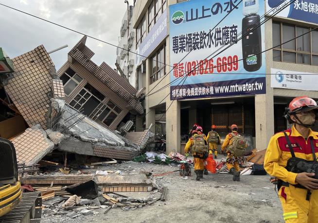 Taiwan Quake Traps Tourists, Derails Train