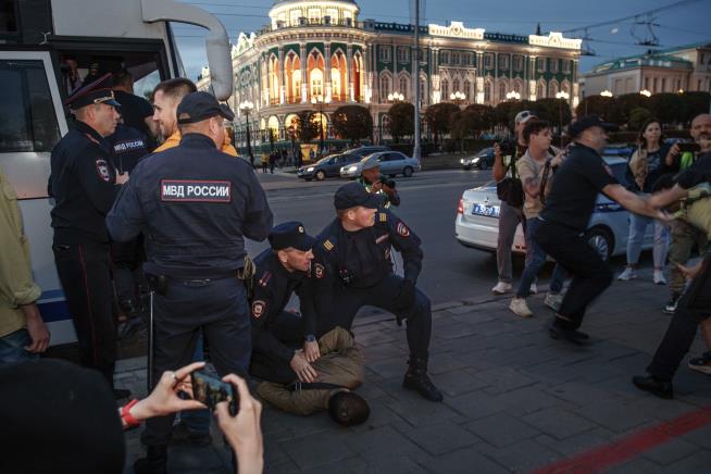 Hundreds Arrested at Russia War Protests