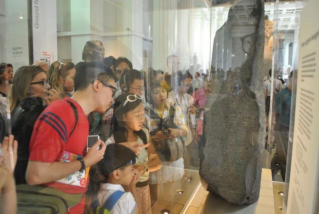 'A Spoil of War': Egyptologists Demand Return of Rosetta Stone
