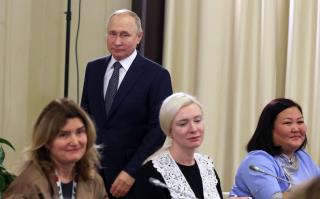 Putin Tells Mothers the Troops Are Heroes