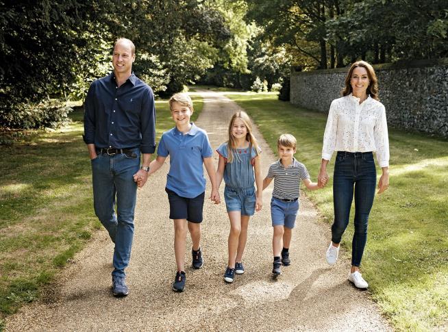 Prince William, Kate Go Casual for the Christmas Card