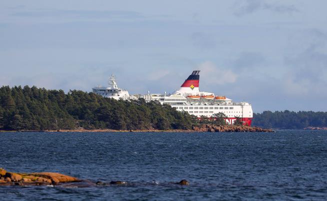 800 Cruise Passengers Stranded Due to 'Biofoul'
