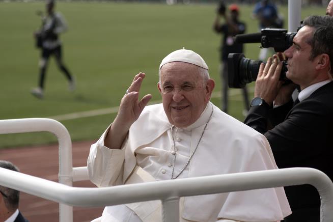 Pope Accidentally Gives Thumbs Up to Middle Finger
