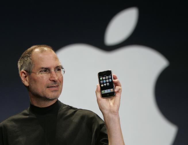 First-Generation iPhone Brings 100 Times its 2007 Price