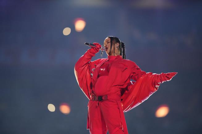 Rihanna's Super Bowl Performance Sparked 100 FCC Complaints