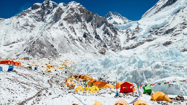 1st Accident of the Season Kills 3 on Everest