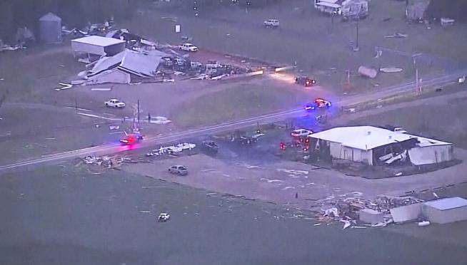 2 Killed as Tornadoes Strike Central US