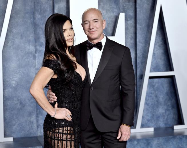 Bezos Betrothed? Sure Looks Like It