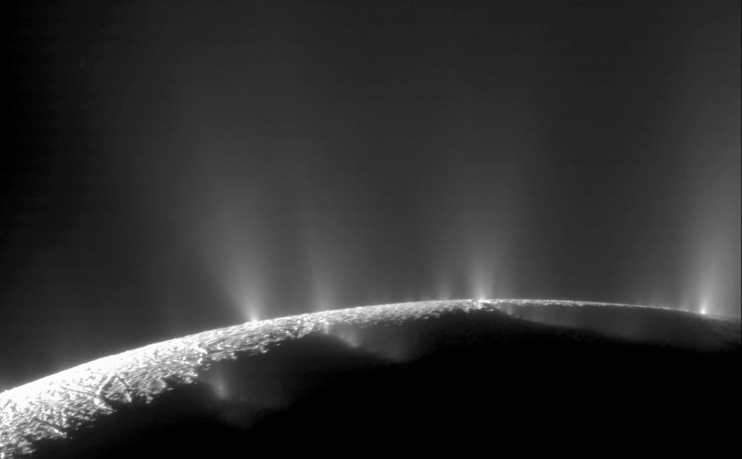 土星の衛星の 1 つが壮大な水柱を噴霧する