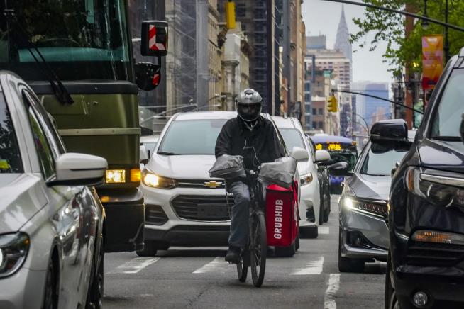 NYC Creates First Minimum Wage for Food Delivery