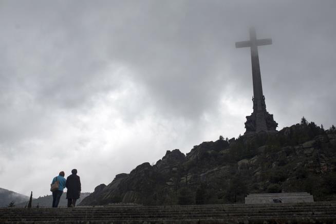 Spain Begins Heartrending Mass Exhumations