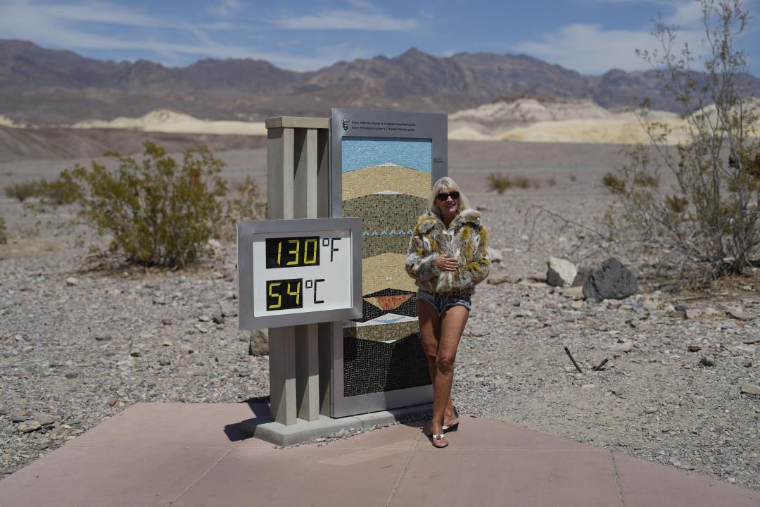 Death Valley’s Heat Doesn’t Deter Tourists from Bringing Fur Coats