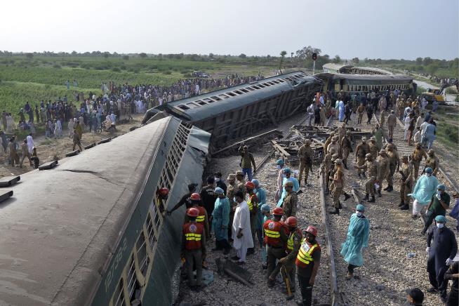 30 Killed When Pakistan Express Train Derails