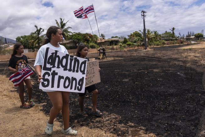 Biden Promises Long-Term Aid as He Sees Destruction on Maui