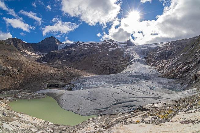 Receding Glacier Reveals Long-Dead Man and His Pack