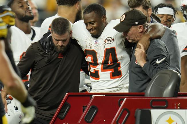 Nick Chubb suffers knee injury, expected to miss season: Why ESPN chose not  to show the replay - The Athletic