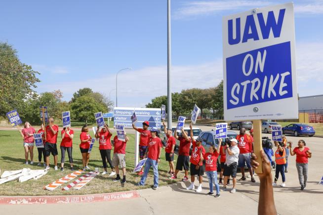 Driver Goes Through UAW Picket Line