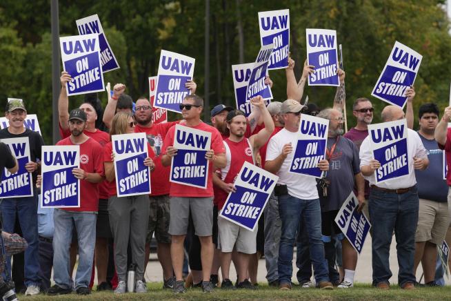 UAW Members Endorse Deals With Three Automakers