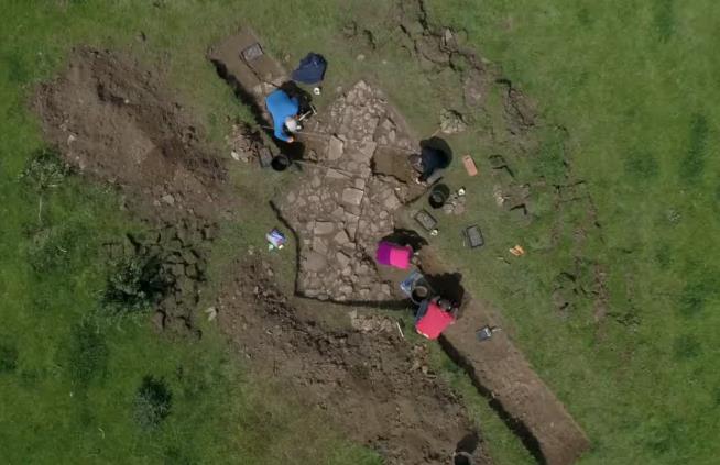 'Bunch of Amateurs' Uncover Lost Tudor Palace