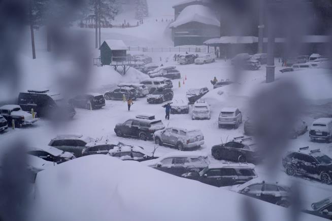 1 Dead, 1 Injured in Ski Resort Avalanche