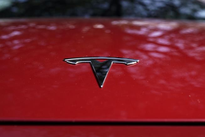 Markets Rise Despite Rough Day for Tesla