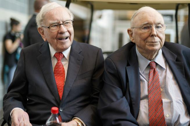 This Year, Buffett Credits His Sister and Charlie Munger