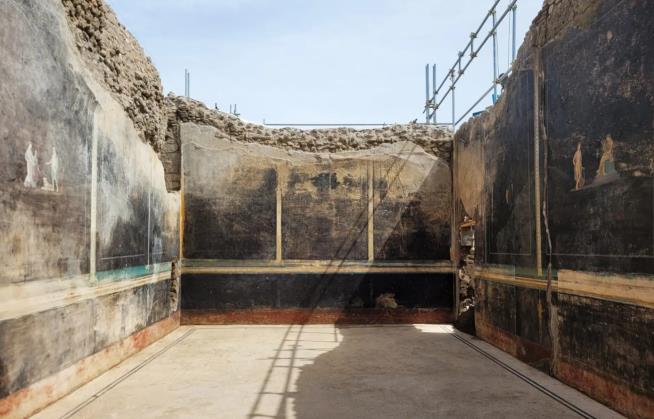 Ancient Frescoes Discovered at Pompeii