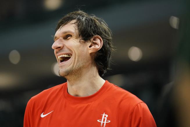 NBA Player Tanks Free Throw to Give Fans Chicken