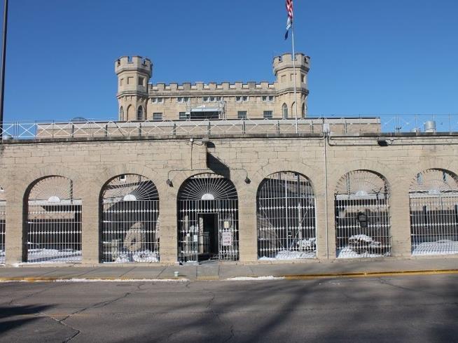 Prison Warden Becomes Jail Inmate