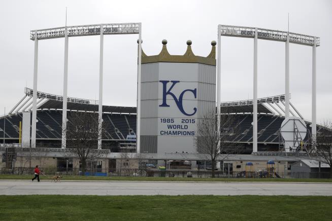 Kansas Approves Plan to Lure Chiefs, Royals Across State Line