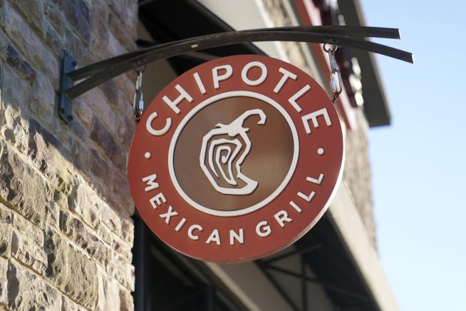 All Chipotle Burrito Bowls Are Not Built Equal, per Analysis