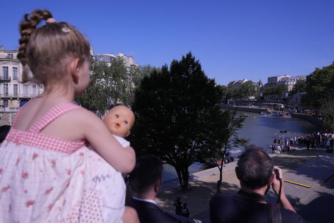 See How Clean? Paris Mayor Swims the Seine