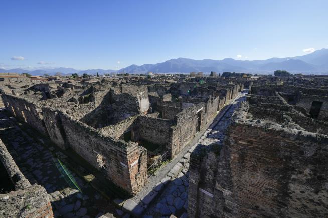 Pompeii Pair Survived Eruption. Then Came the Quakes