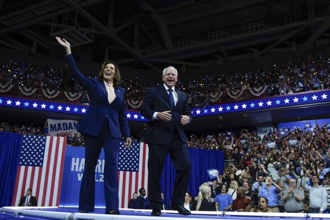 Harris Introduces Walz at Philadelphia Rally