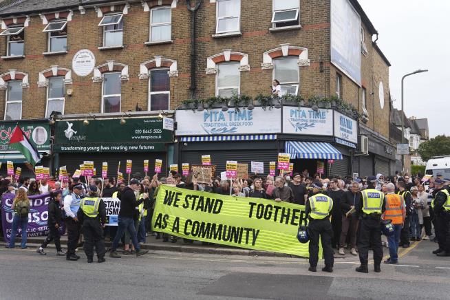 UK Rioters Meet New Force: Anti-Racism Demonstrators