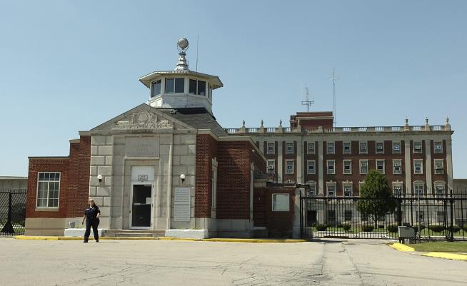 Illinois Ordered to Relocate Stateville Inmates Due to Decay