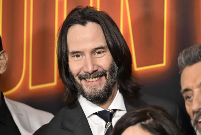 Keanu Reeves Signs Contract With Hockey Team