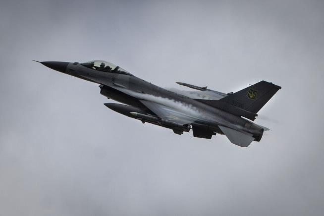 Ukraine Loses Star Pilot, F-16 in Crash During Russian Attack